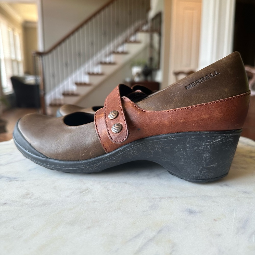 Merrell two-tone olive and brown casual shoe. 8.5